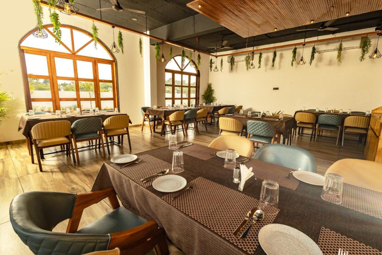 Krown Palace Resort Silvassa Eksteriør bilde