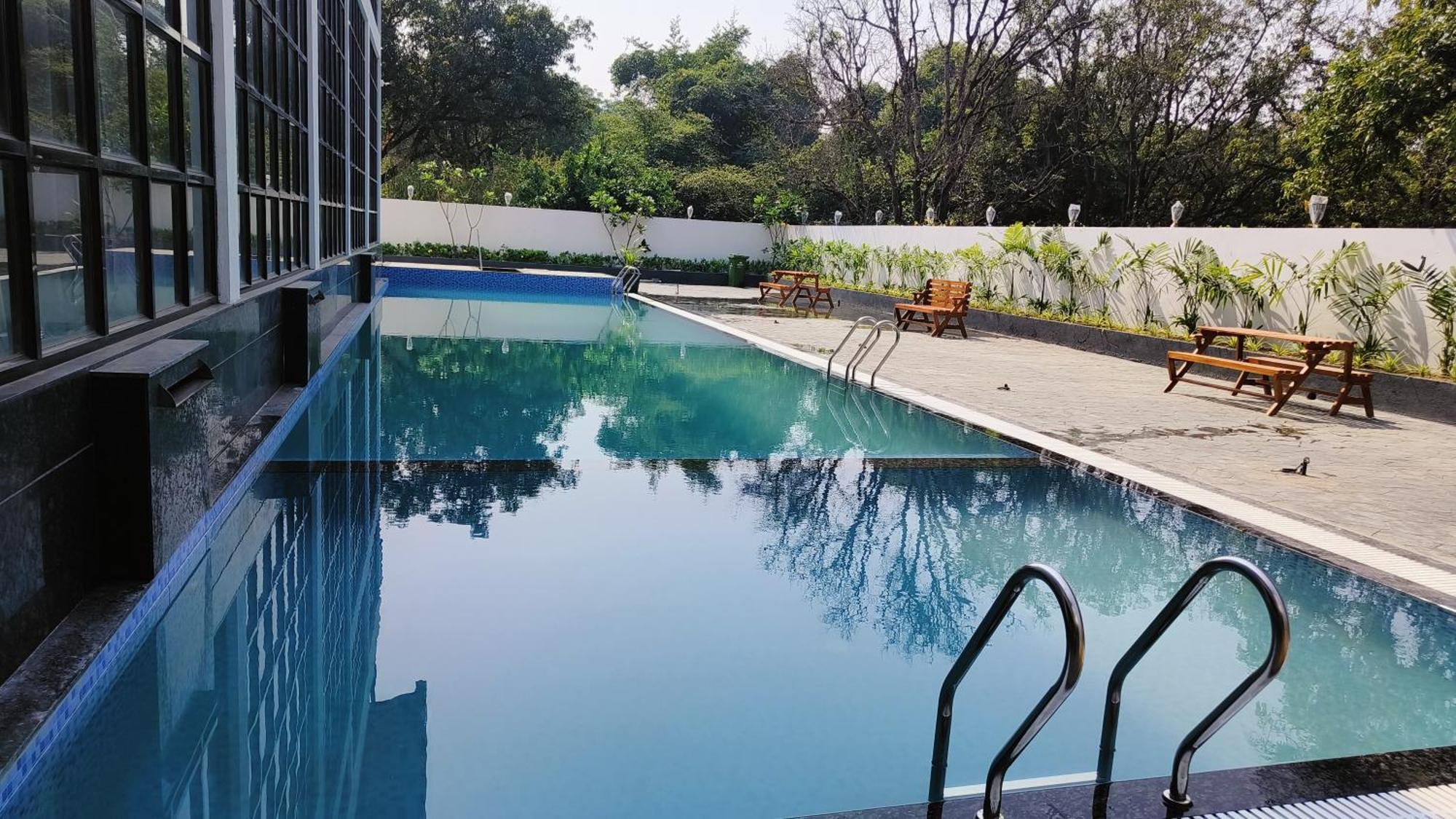 Krown Palace Resort Silvassa Eksteriør bilde