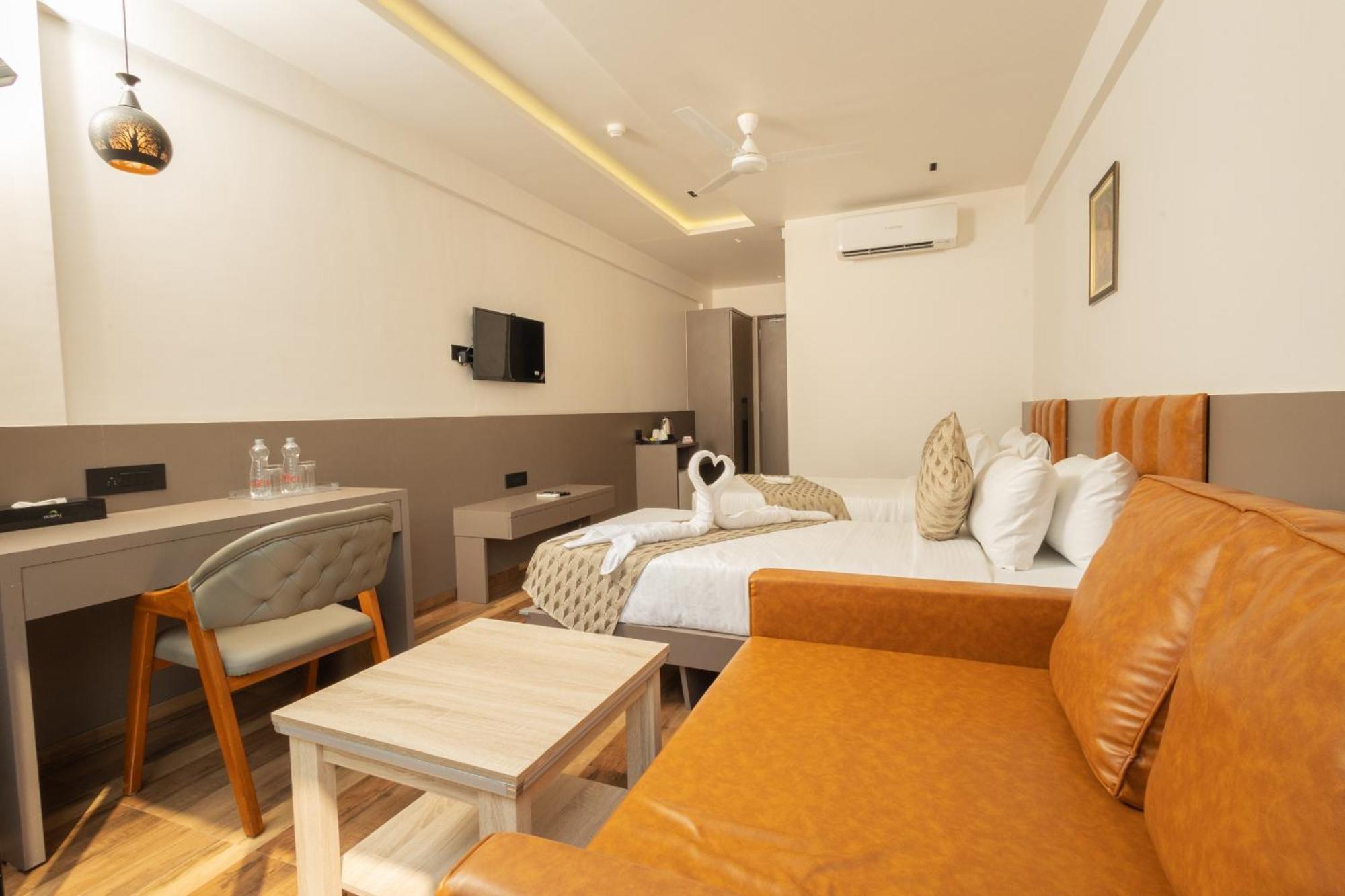 Krown Palace Resort Silvassa Eksteriør bilde